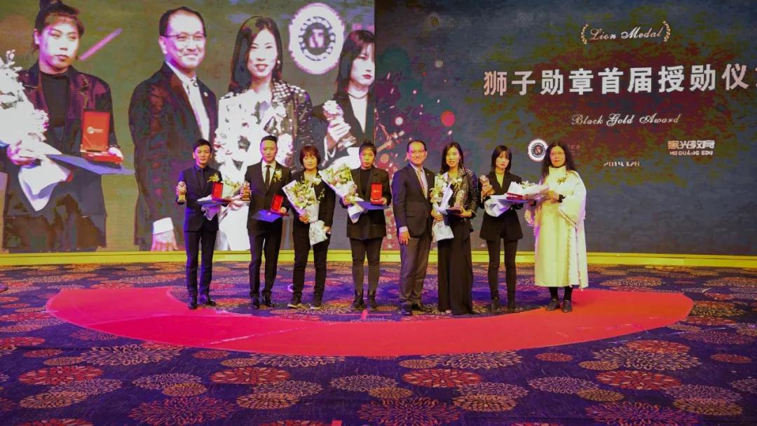 狮子徽章的授勋嘉宾是国际技师协会大中华区秘书长孙小平女士、尼康映像仪器销售(中国)有限公司董事副总经理藤原贯太郎先生、中国人像摄影杂志社社长丰硕女士,分别为入选人Laili Lau. 莱利·劳女士、何连海先生、邬慎杰先生、涂松泽先生、杨子坤女士、蕈菱莉女士授予狮子徽章。